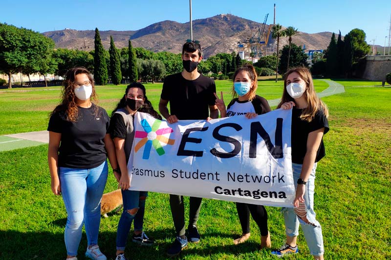 Voluntarios con bandera de ESN Cartagena